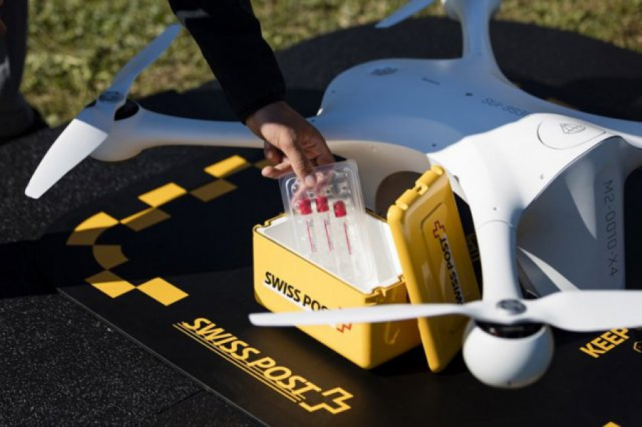 Un dron Matternet M2 con carga médica.