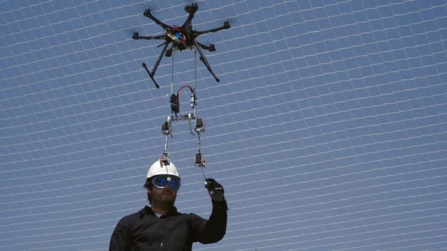 Operador de drones junto a un dron. Foto Catec.