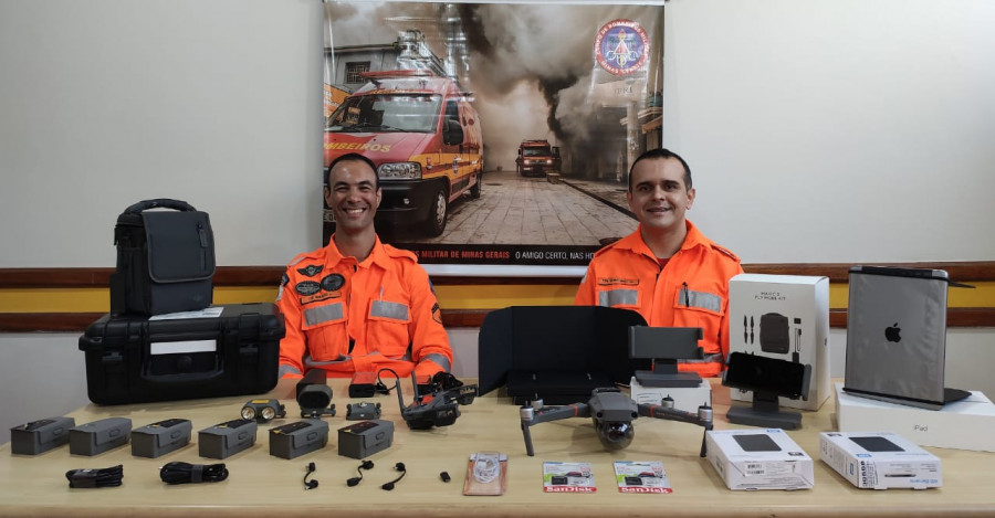 A la izquierda el bombero corporal Carlos Renato y a la derecha el teniente bombero militar Marcelo Venesiano. Foto Cbmmg.