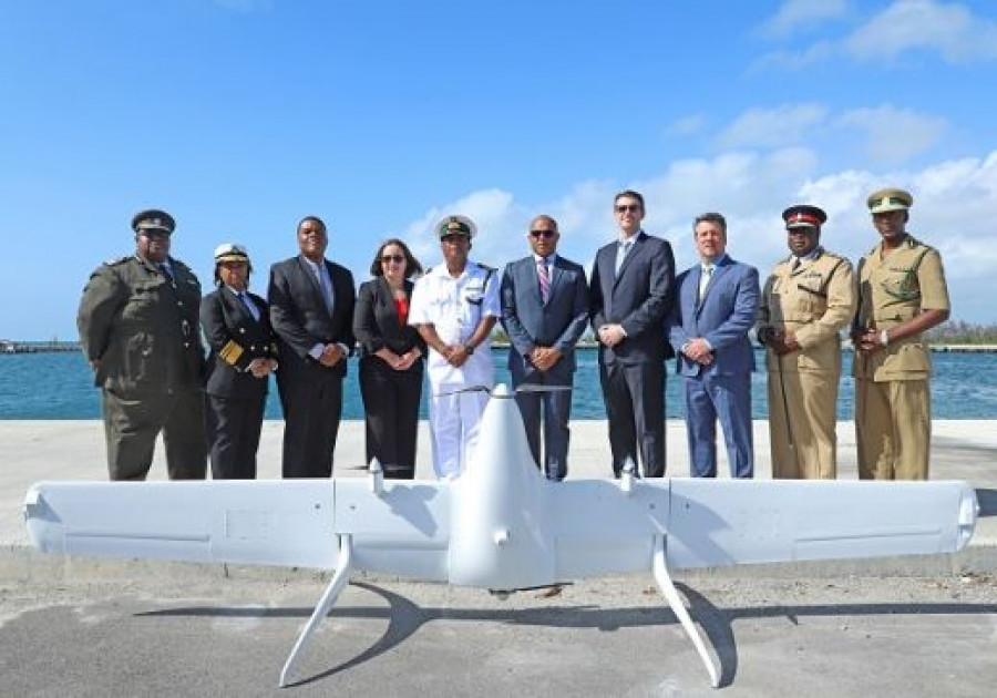Autoridades de Las Bahamas y de la firma fabricante, detrás de un dron Swift 021. Foto The Royal Bahamas Defence Force.