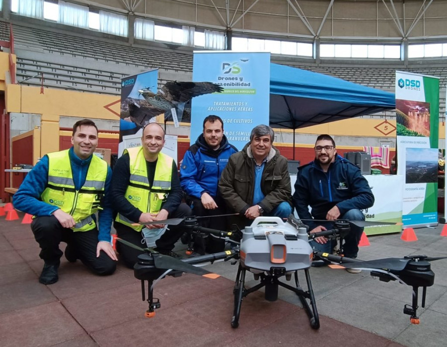 Equipo de DSD Drones en el stand de la Feria de Agroturismo de Moralzarzal.