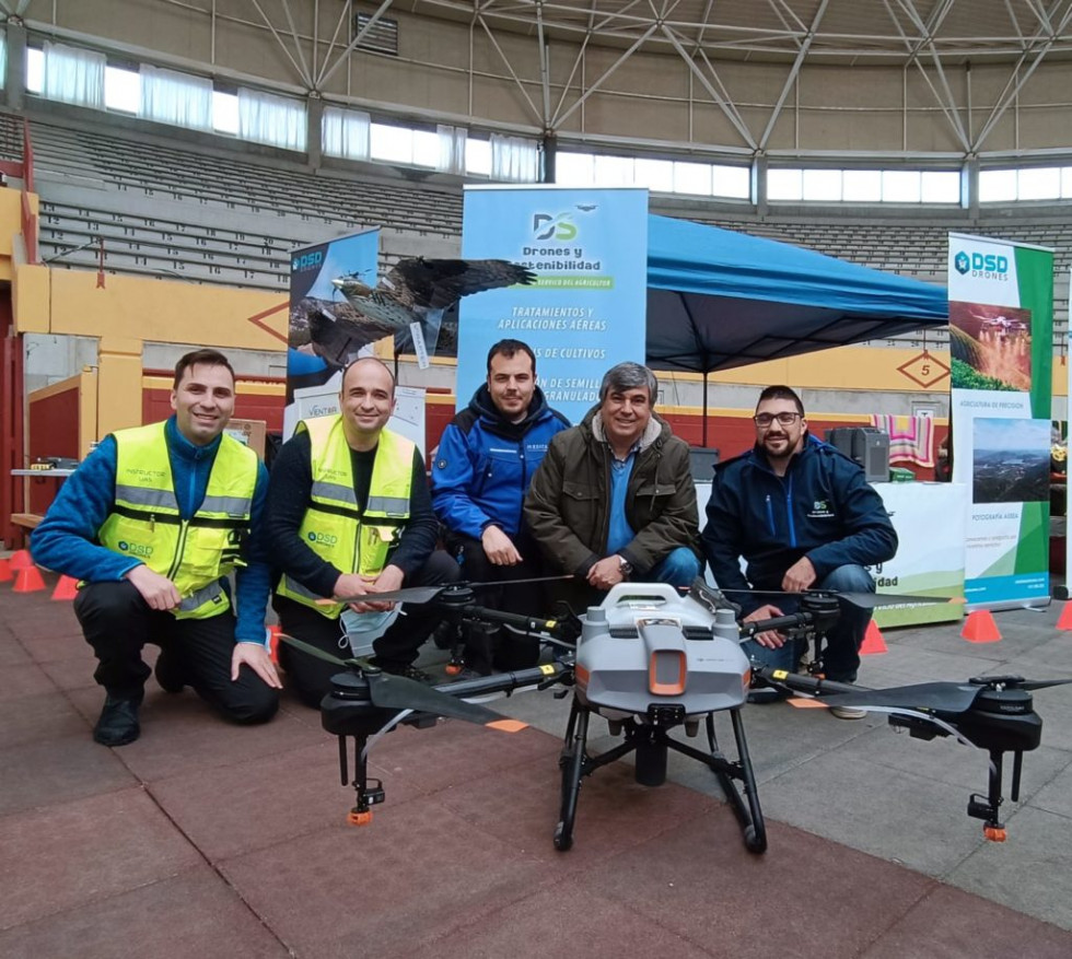 Equipo de DSD Drones en el stand de la Feria de Agroturismo de Moralzarzal.
