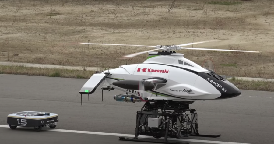 Robot y dron en pista de despegue. Foto Kawasaki.