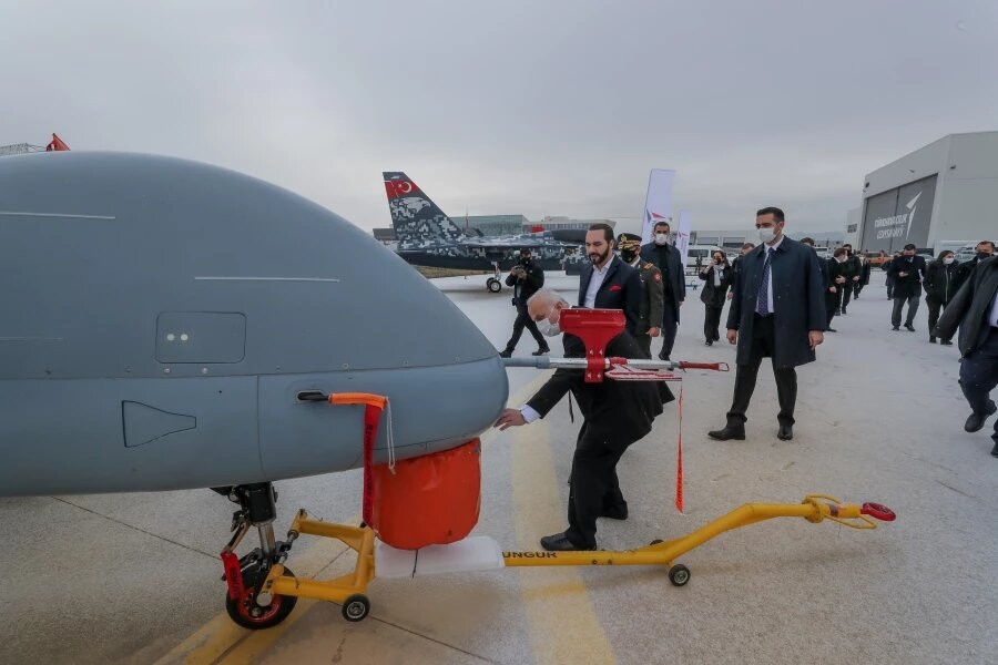 El presidente de El Salvador, Nayib Bukele, junto al UAV Anka de fabricación turca. Foto Presidencia de El Salvador