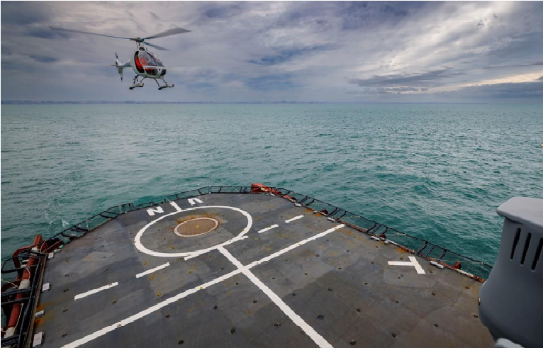 Helic´ptero VSR700 volando sobre un buque de la Armada francesa. Foto Airbus