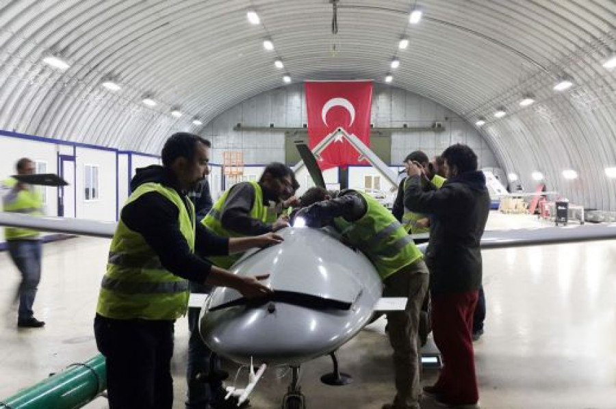 Operarios trabajando en un dron de combate Bayraktar TB2. Foto Baykar