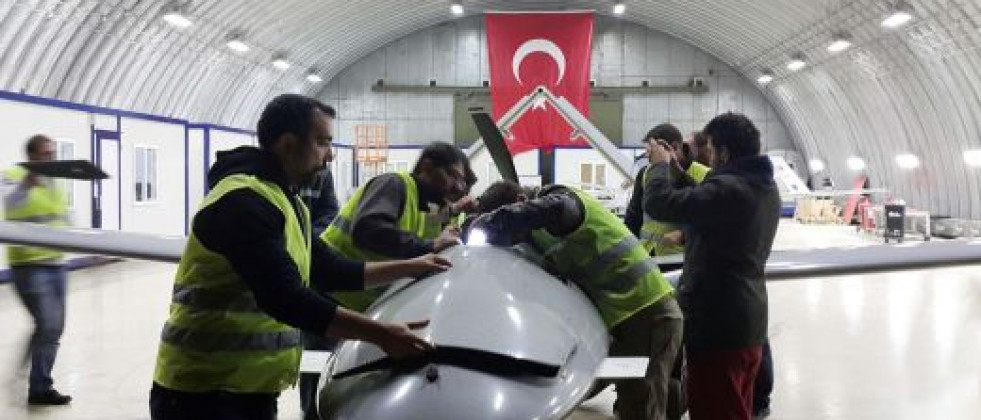 Operarios trabajando en un dron de combate Bayraktar TB2. Foto Baykar