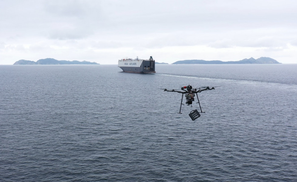 Dron en proceso de entregar mercancía en una embarcación. Fuente Aerocámaras.