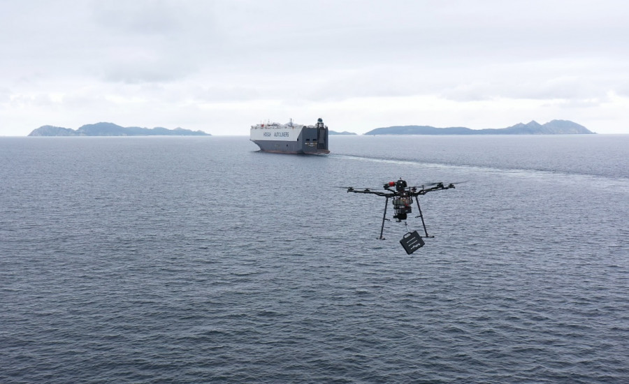 Dron en proceso de entregar mercancía en una embarcación. Fuente Aerocámaras.