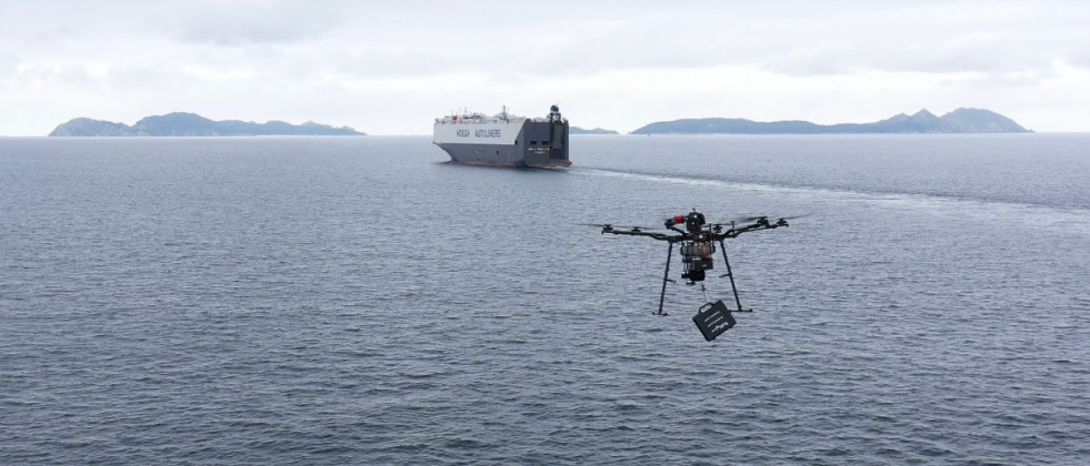 Dron en proceso de entregar mercancía en una embarcación. Fuente Aerocámaras.