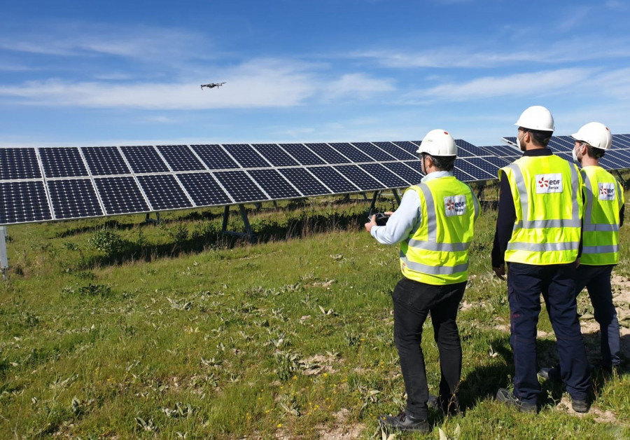 Operadores prueban la tecnología de los drones para el mantenimiento de las instalaciones de la empresa. Fuente EDF Fenice