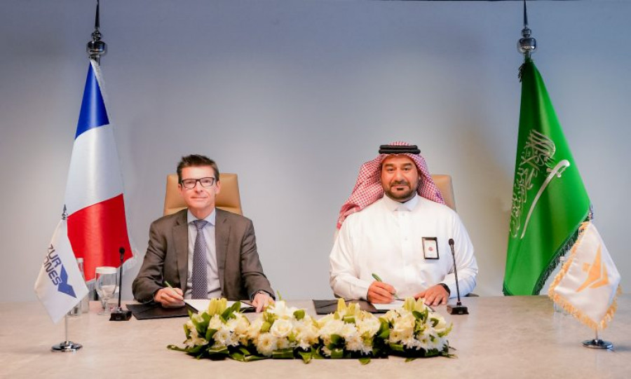 Turki bin Matooq Althonayan y Jean-Marc Crépin tras firmar el acuerdo. Foto Azur Drones