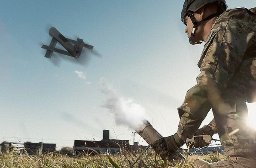 Soldado lanzando un Switchblade. Foto Instagram AeroVironment