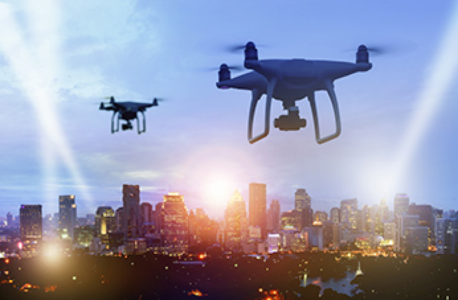 Imagen de drones sobrevolando una ciudad. Foto Sesar.