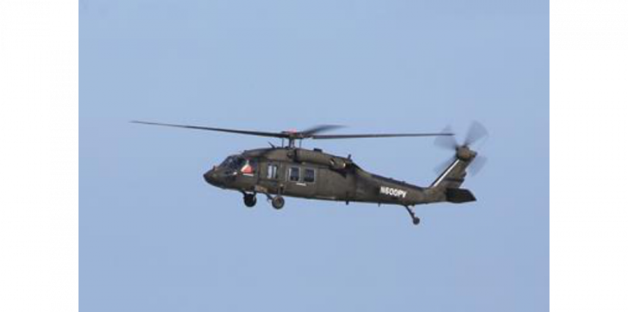 Un Sikorsky UH-60 Black Hawk en vuelo.