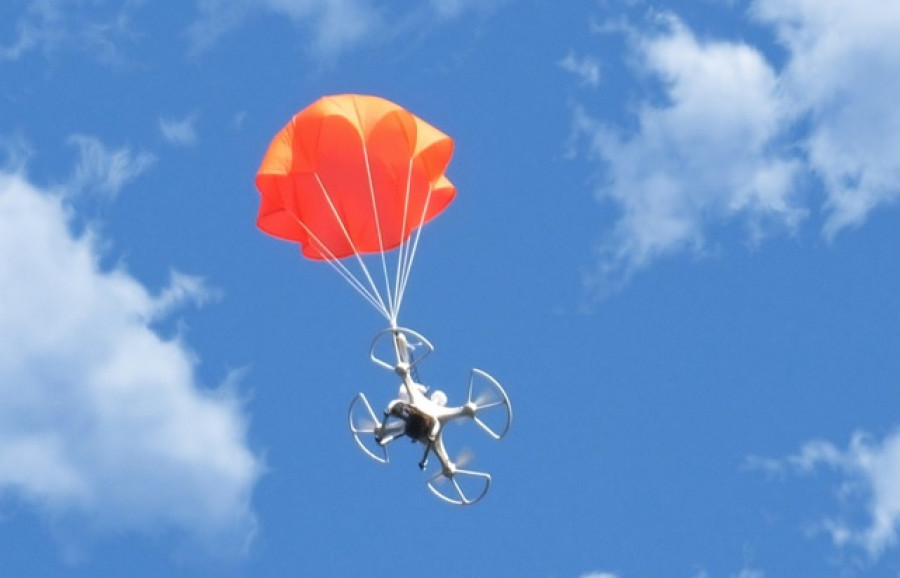 Dron con paracaídas.
