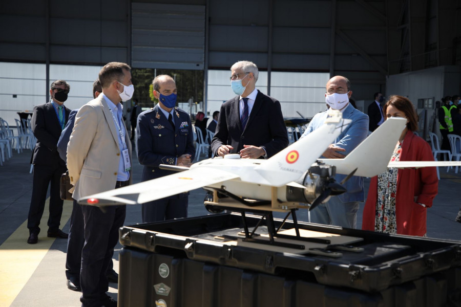 Conde y el teniente general Salom observan el Fulmar de Sistem en Rozas, ayer.
