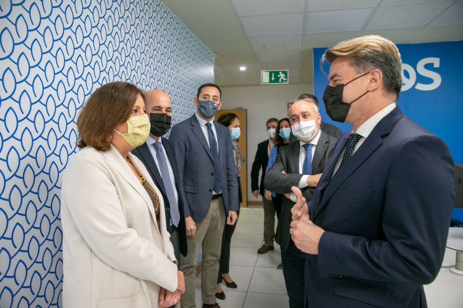 La Consejera visitando el centro de competencia de Atos. Fuente Atos