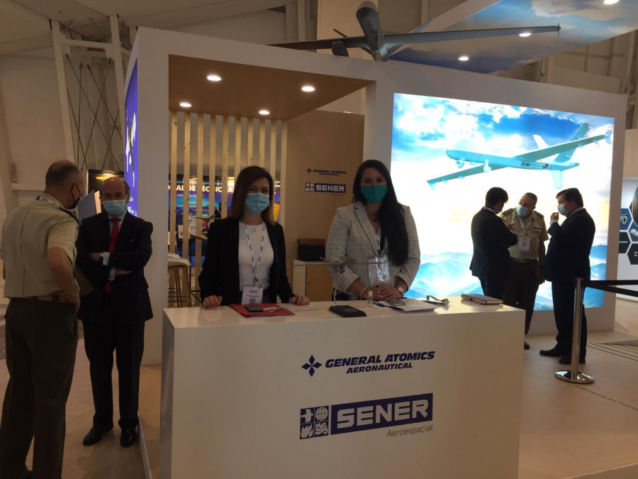 Espinosa, a la izquierda, en el stand de Sener en UNVEX.
