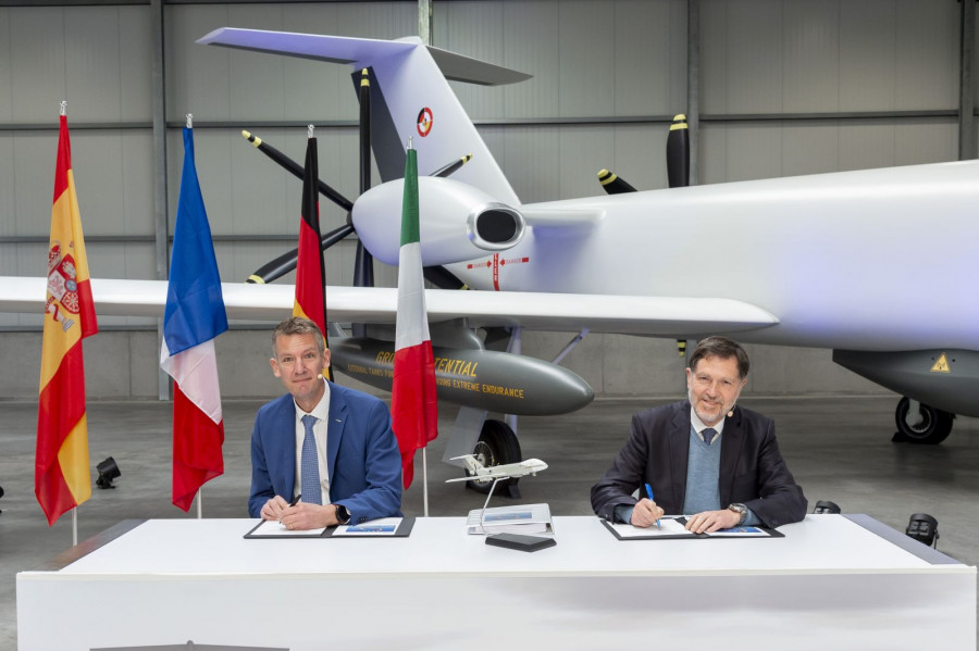 Jean-Brice Dumont y Gérard Giordano  en la firma del contrato. Foto Airbus