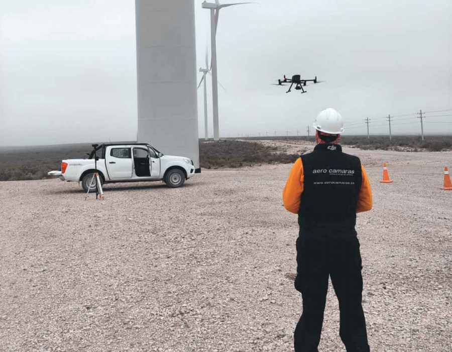 Operador volando un dron de Aerocámaras.