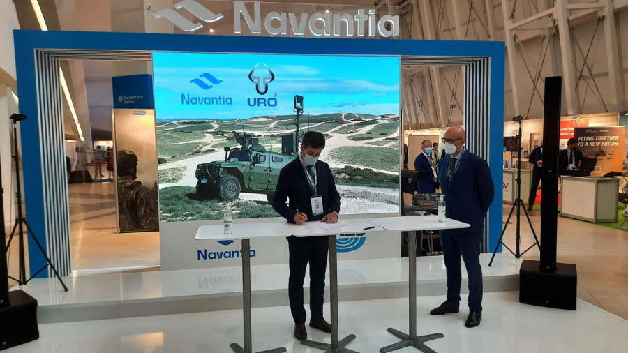 Firma del acuerdo en el estand de Navantia en Unvex. Foto Navantia