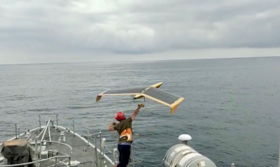 Lanzamiento a bordo de un barco del RPAS M5D Airfox. Foto Marine Instruments