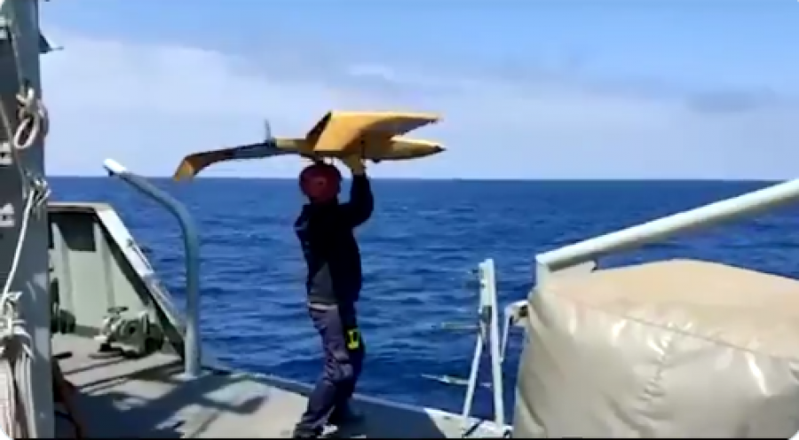 Lanzamiento del RPAS M5D Airfox desde la cubierta del cazaminas Segura. Foto Ministerio de Defensa