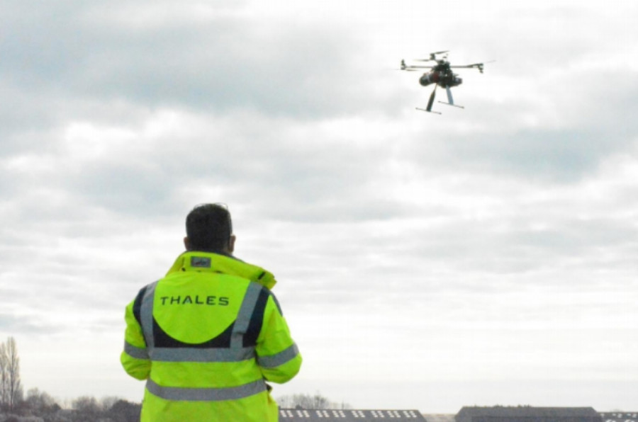 Operador de drones de Thales junto a un dron. Foto Thales