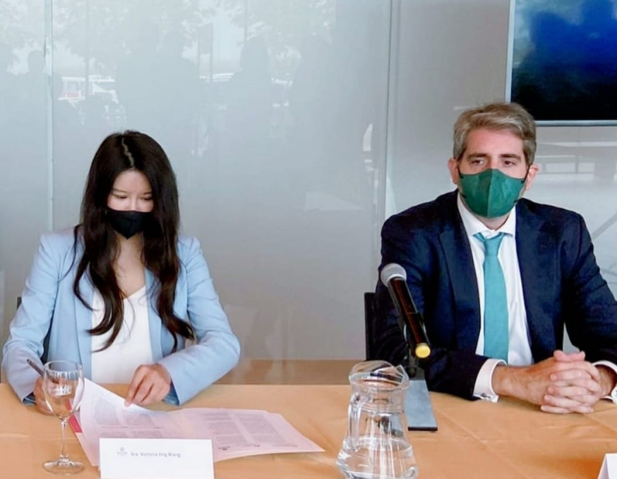 José Ignacio Rodríguez y Victoria Jing Xiang durante la firma de un acuerdo. Foto Ehang