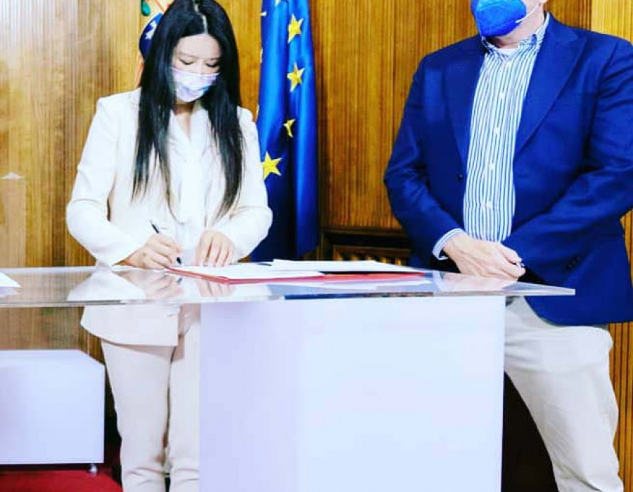 José Ignacio Rodríguez y Victoria Jing Xiang durante la firma de un acuerdo. Foto Ehang
