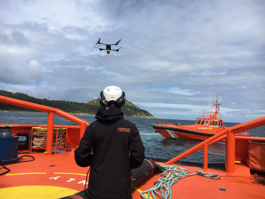 Prueba de control del supuesto vertido en las Cíes. Foto Salvamento Marítimo