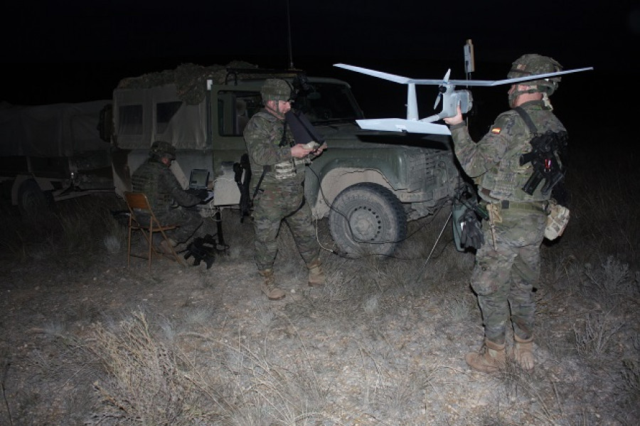 Preparación para un vuelo nocturno de un RPAS Raven. Foto Ejército de Tierra