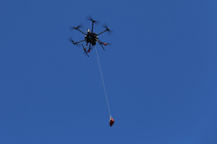 Un dron de entrega en vuelo.