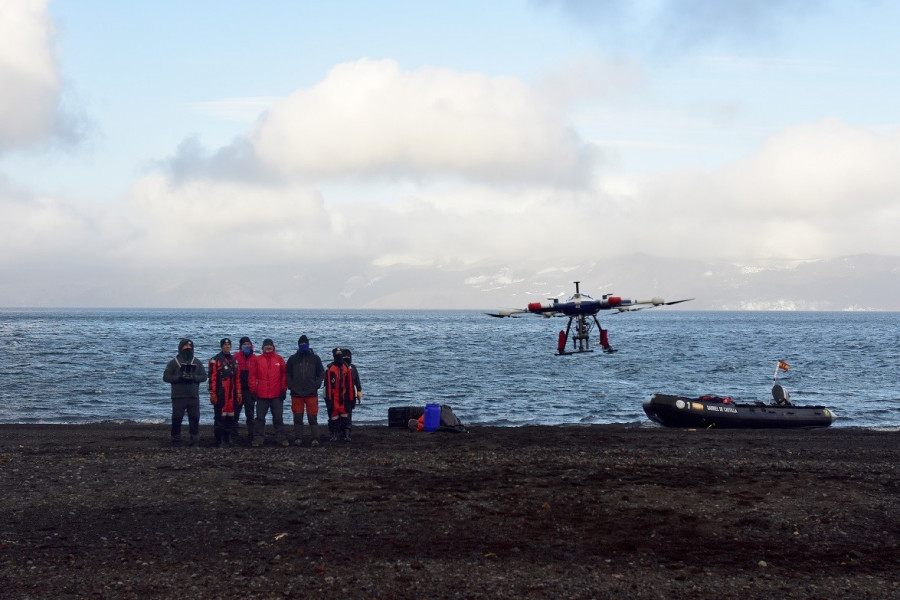 Parte del equipo de investigación de Dronetools durante el proyecto junto al dron Condor. Foto Dronetools
