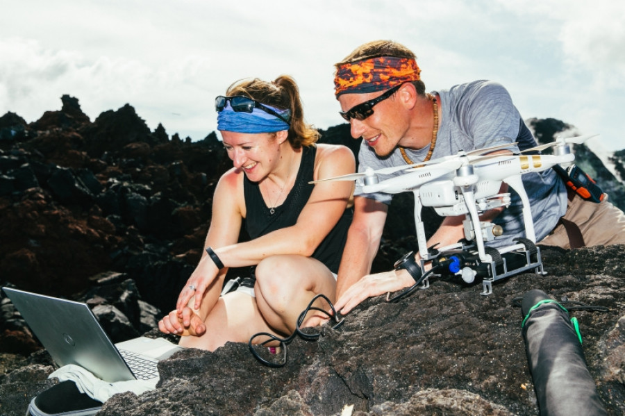 Grupo de científicos en los volcanes con los drones. Foto UCL.