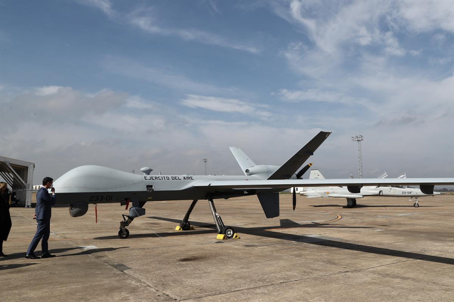 Pedro Sánchez junto a uno de los RPAS Predator en la base aérea de Talavera. Foto La Moncloa