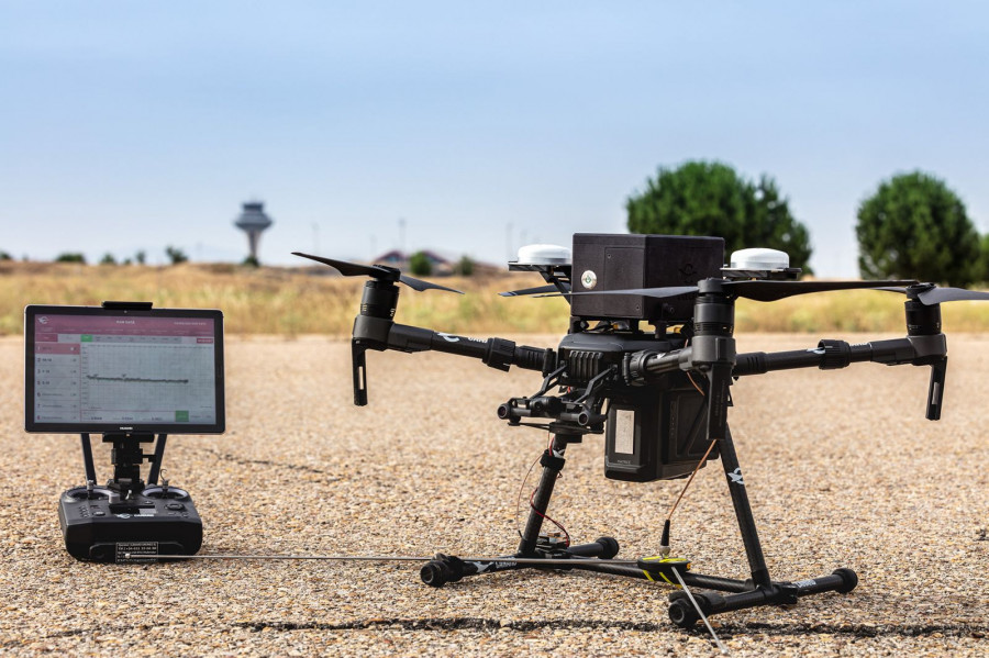 Dron en una calibración de Enaire en el aeropuerto madrileño. Foto Enaire.
