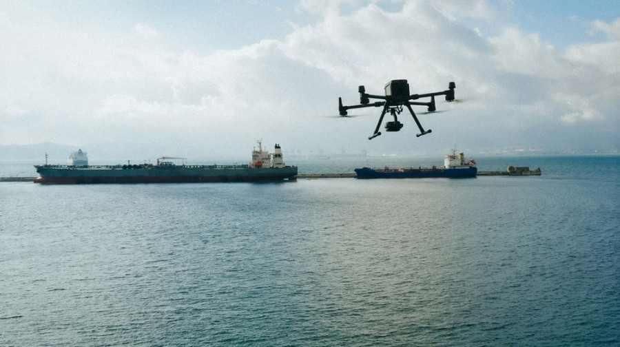 Un dron durante una inspección técnica. Foto Drones Maritime