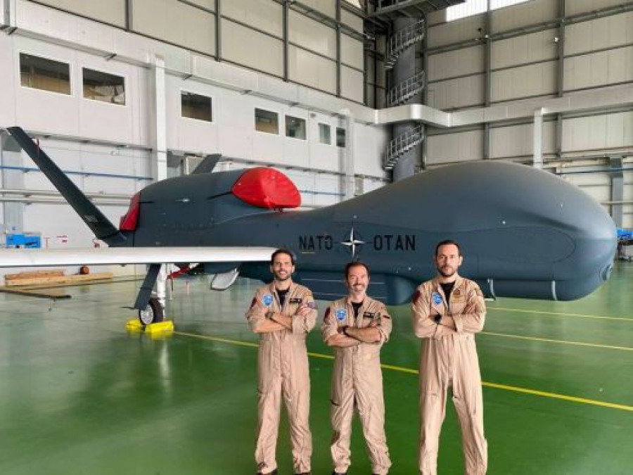 Tres militares españoles frente a un Global Hawk. Foto OTAN.