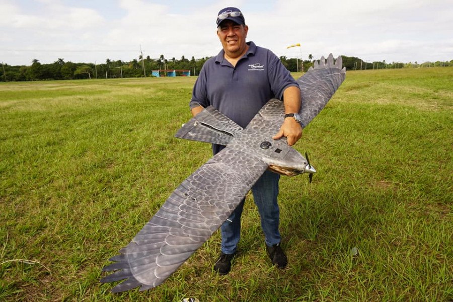 Uno de los miembros del equipo de Alasoluciones con el dron. Foto Facebook Alasoluciones
