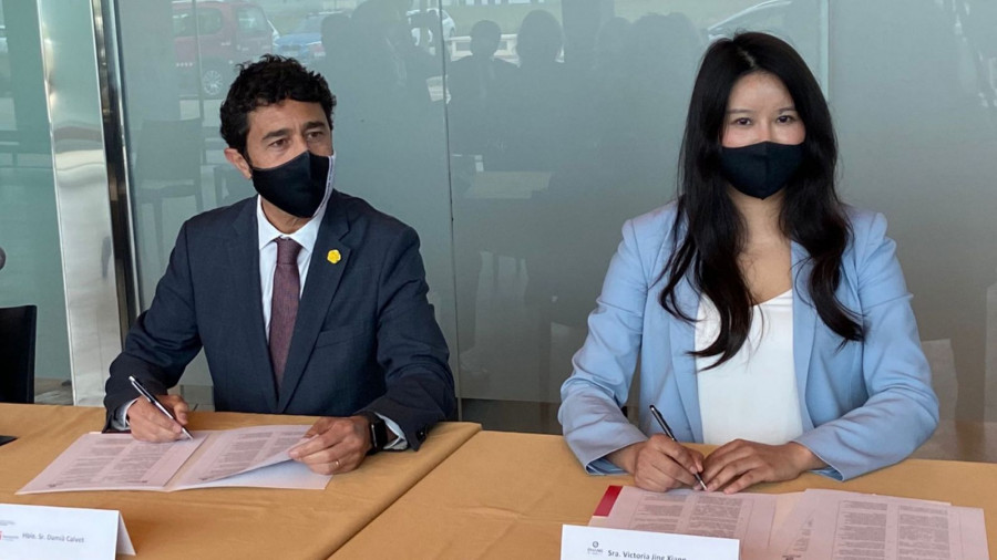 El consejero de Territorio y Sostenibilidad Generalitat, Damià Calvet y la responsable de Ehang en España, Victoria Jing. Foto Ehang