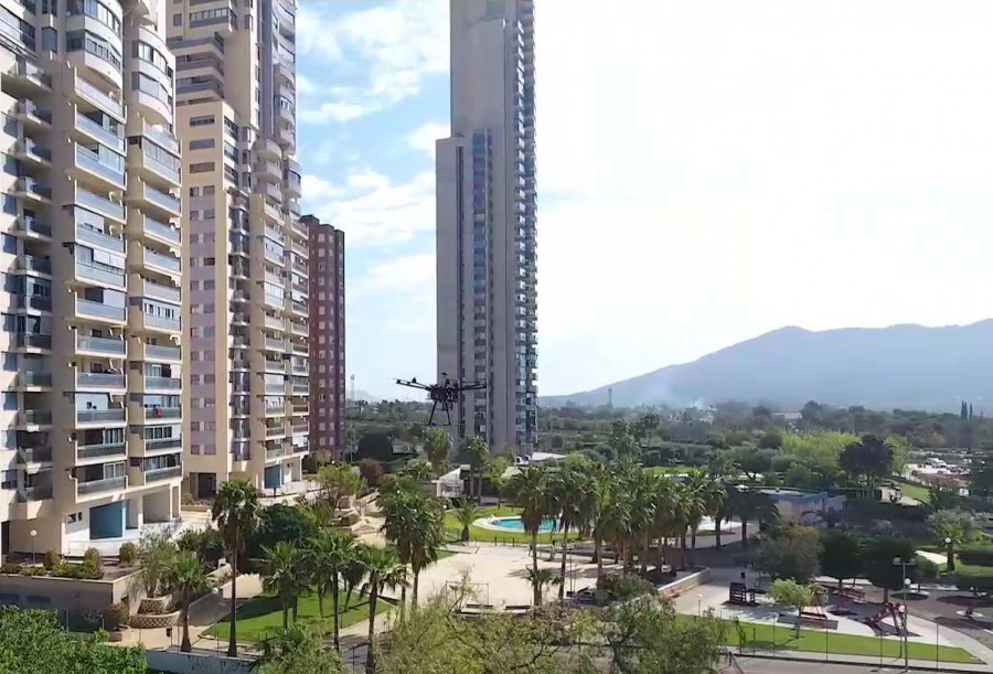 Dron del proyecto Delorian sobrevolando Benidorm. Foto Fada-Catec
