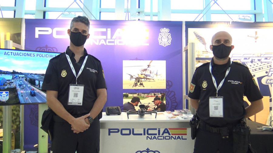 Los agentes de la Unidad de Seguridad y Protección Aérea de la Jefatura Superior de Policía de Galicia, Carlos Calvelo y Santiago Moure.