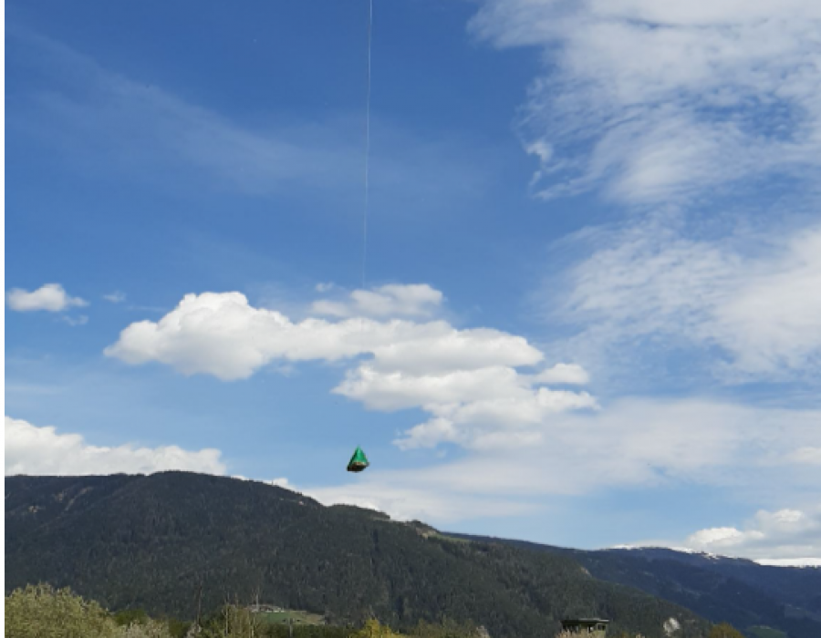 Dron sobrevolando un área forestal. Foto FlyingBasket