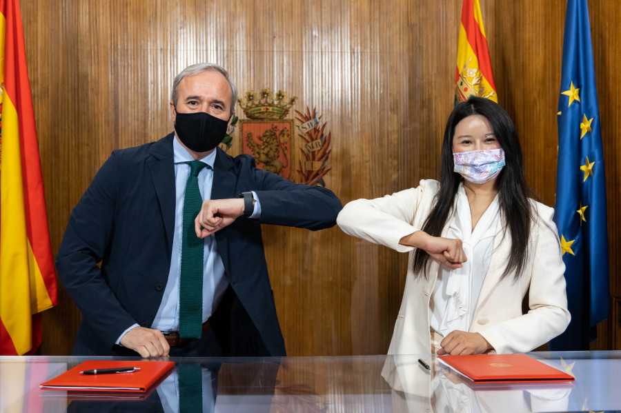 Jorge Azcón, y la responsable de Ehang en España, Victoria Jing Xiang Ma, durante la firma del acuerdo. Foto Ayuntamiento de Zaragoza