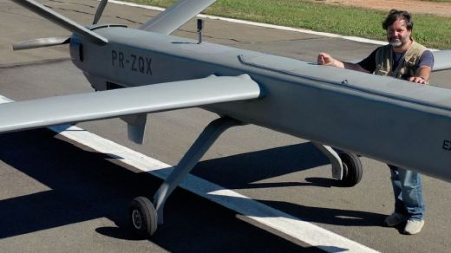 Gilberto Buffara y el UAV Atobá. Foto Stella Tecnologia