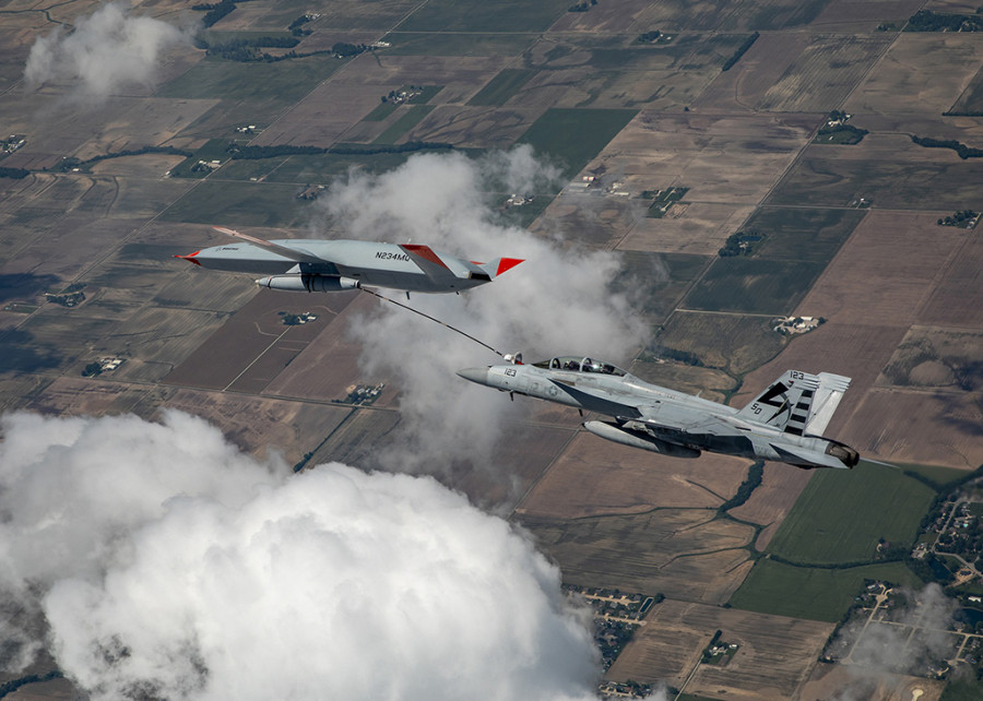 MQ-25 T1 abasteciendo de combustible al FA-18 Super Hornet de la Armada de los Estados Unidos. Foto Pentágono