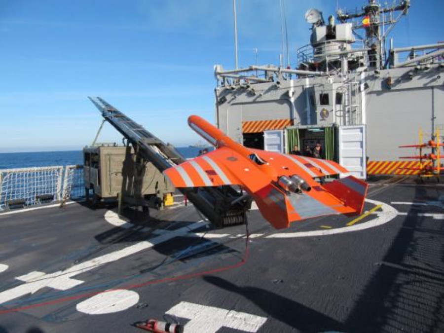 Blanco aéreo Scrab II a bordo de un buque de la Armada. Foto SCR