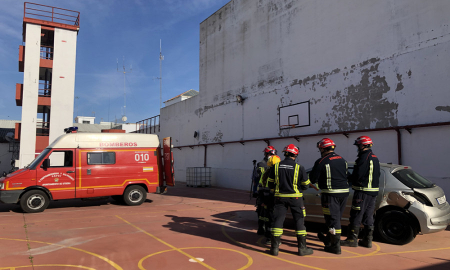 Bomberos durante la presentación de la nueva unidad. Foto Ayuntamiento de Utrera Sevilla